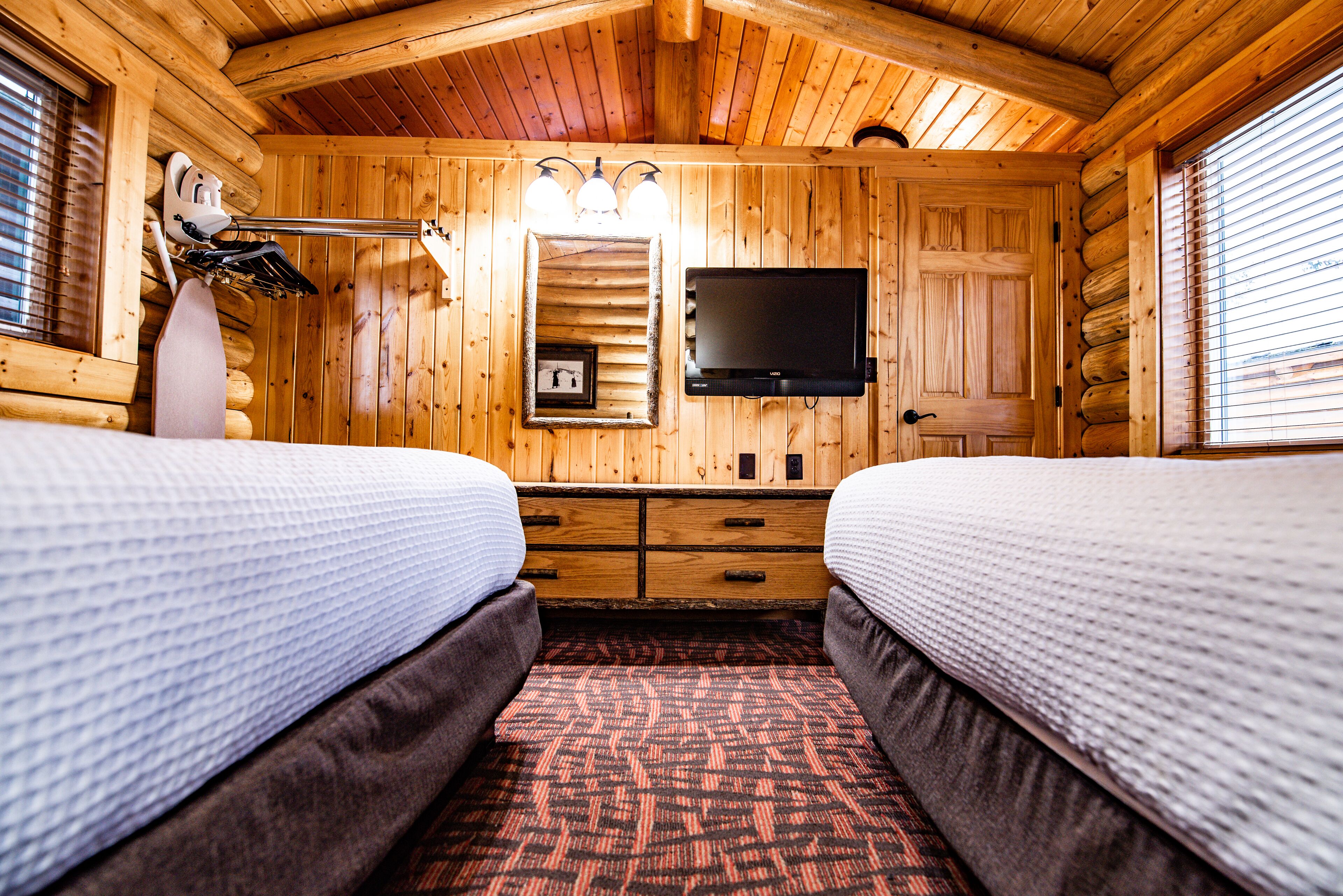 Deluxe-Ferienhütte | Allergikerbettwaren, Zimmersafe, Verdunkelungsvorhänge