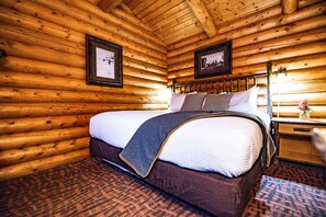 Classic Cabin | Hypo-allergenic bedding, in-room safe, blackout curtains