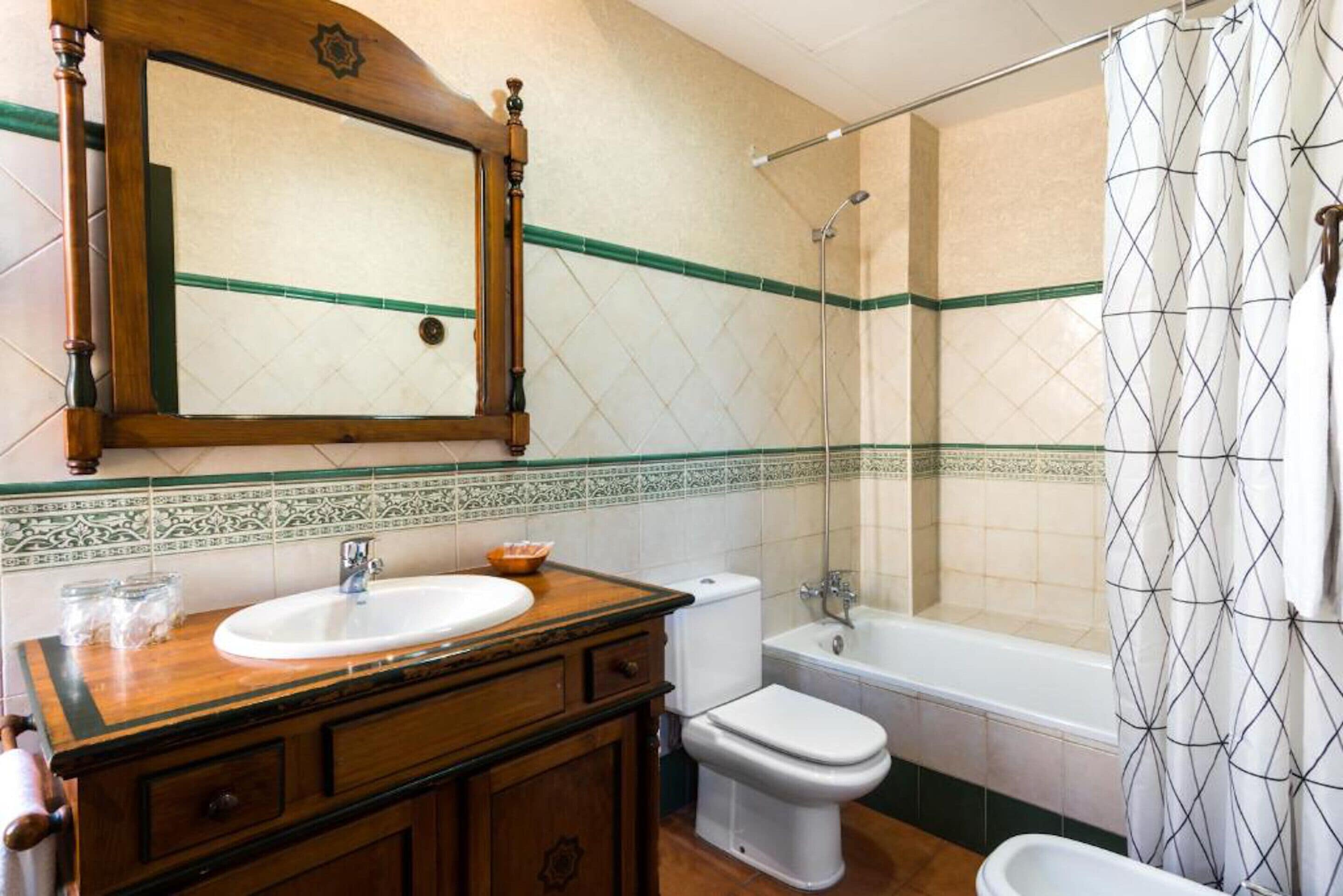 standard triple room (extra bed) | bathroom | free toiletries, towels