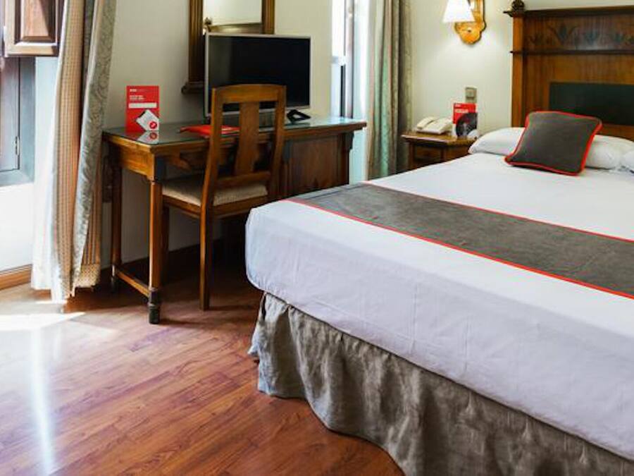 In-room safe, desk, laptop workspace, soundproofing