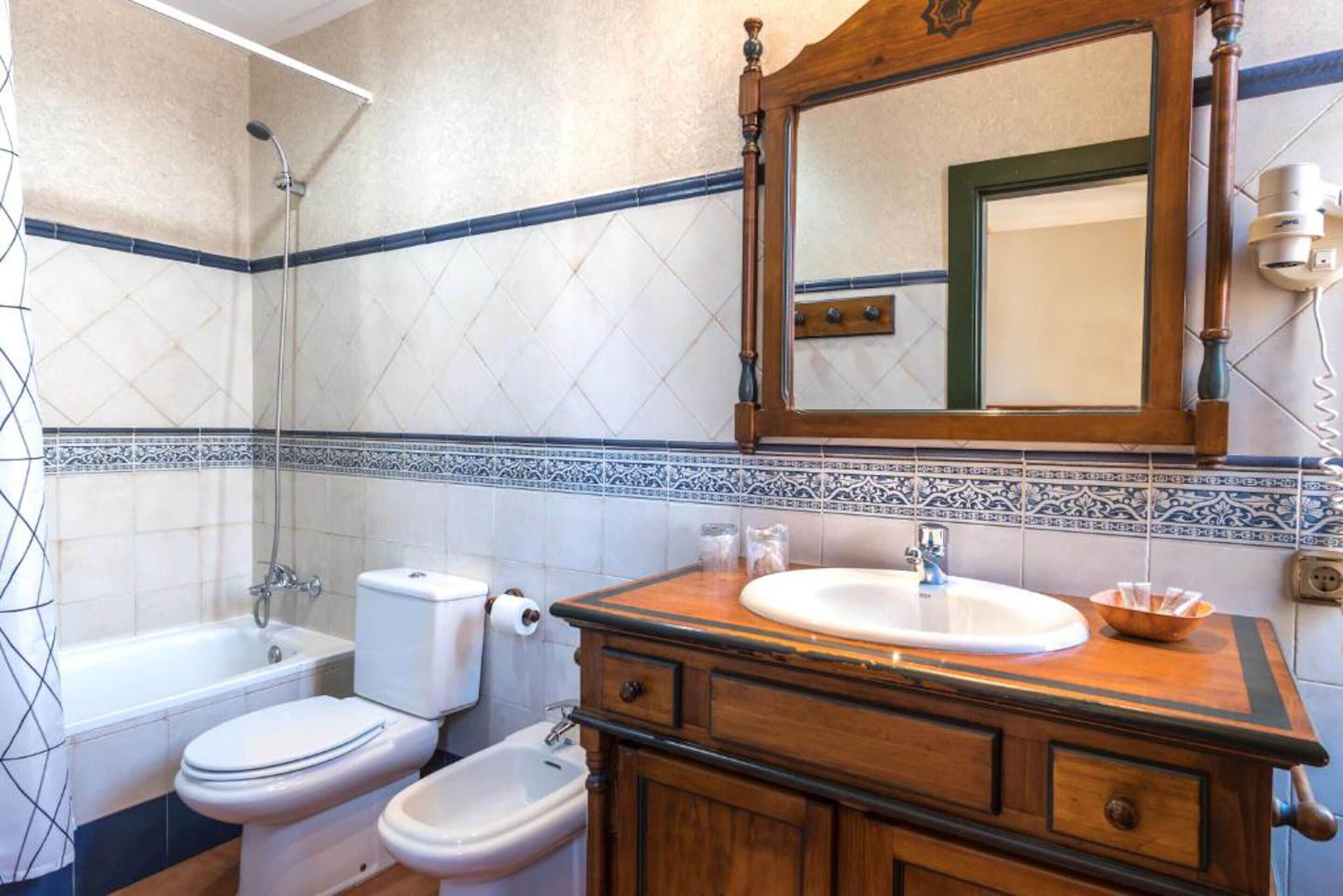 standard double or twin room (exterior) | bathroom | free toiletries, towels