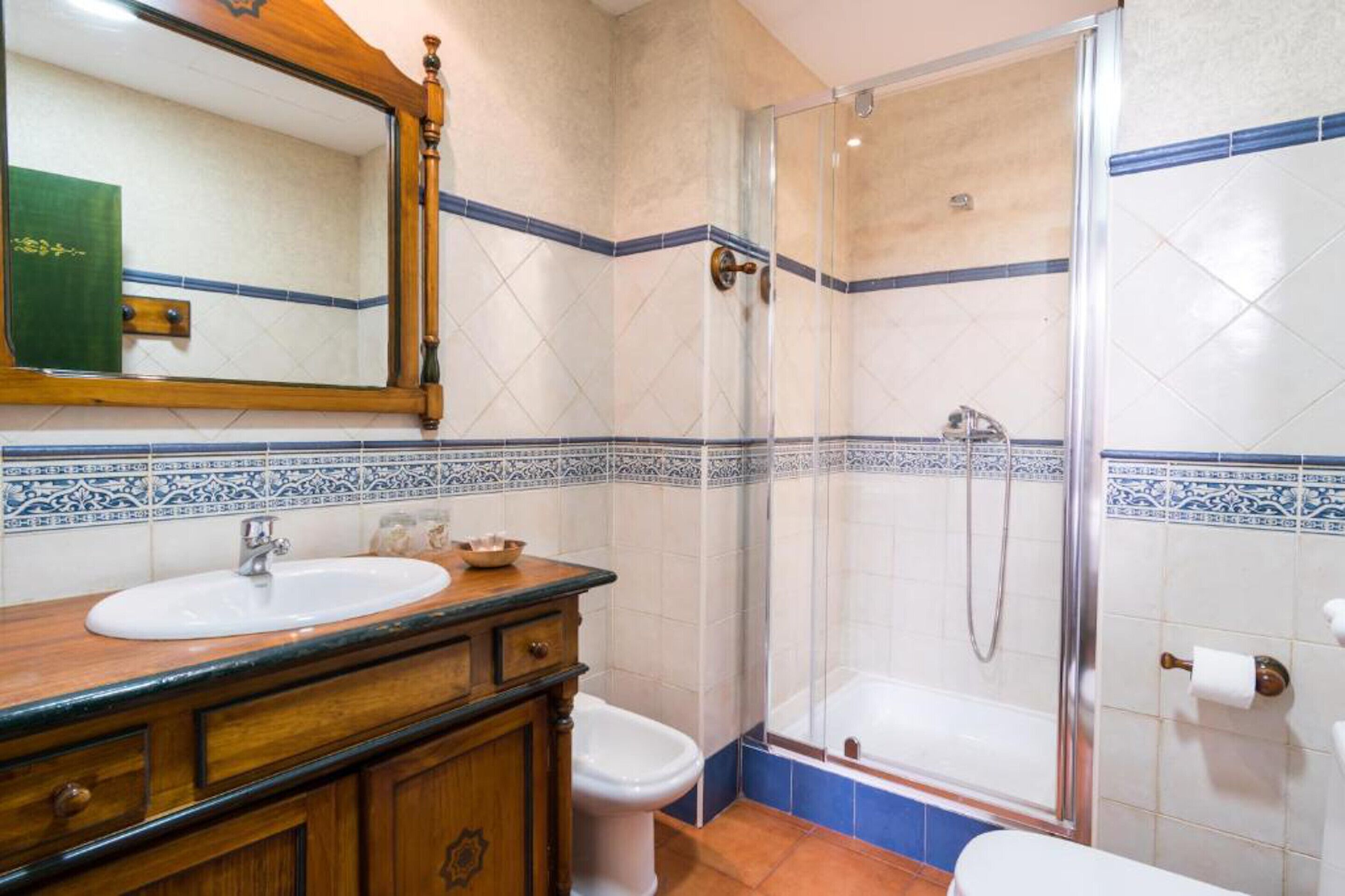 standard twin room (interior) | bathroom | free toiletries, towels