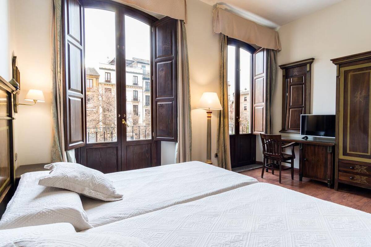 Quarto casal superior (Exterior) | Cofres nos quartos, escrivaninha, espaço de trabalho para notebook