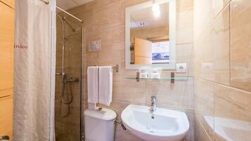 Double Room | Bathroom | Shower, towels