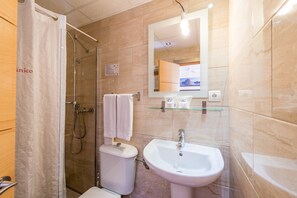 Habitación doble | Baño | Ducha y toallas