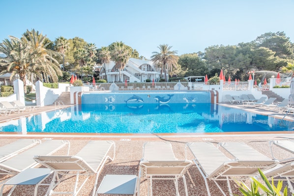 Seasonal outdoor pool, pool umbrellas, sun loungers