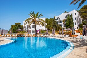 Alberca al aire libre por temporada y sombrillas en la alberca 