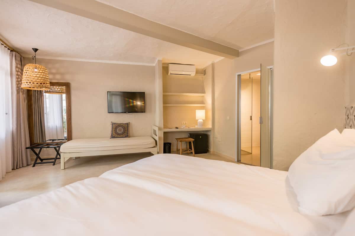 in-room safe, individually decorated, individually furnished, desk