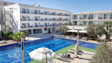 Kauden mukainen ulkouima-allas avoinna 11.00–19.00, aurinkovarjoja