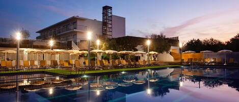 季节性开放的室外游泳池,11:00 至 19:00 开放,池畔遮阳伞,日光浴躺椅