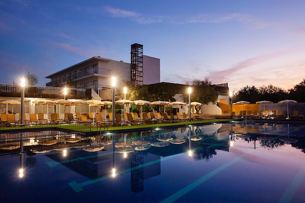 Außenpool (je nach Saison geöffnet), Sonnenschirme, Liegestühle