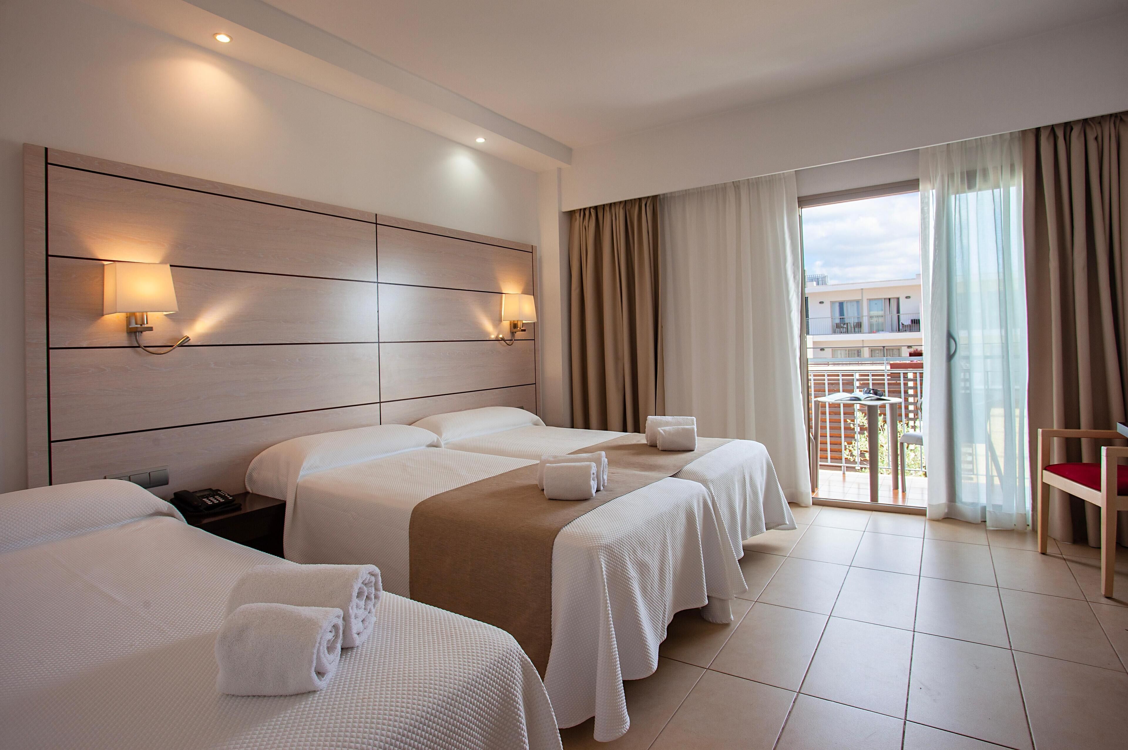 Chambre triple, balcon | Minibar, coffre-fort, décor unique, ameublement unique
