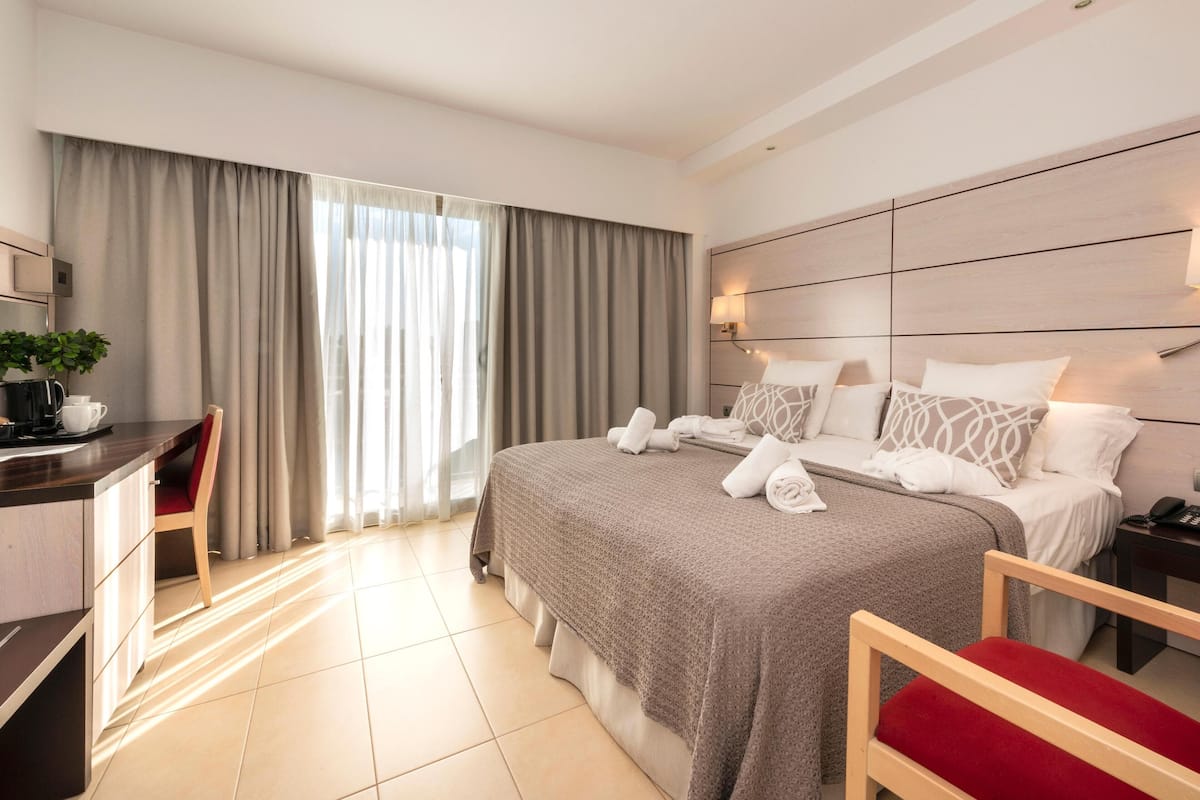 Deluxe Double Room, Balcony, Pool View | Minibar, in-room safe, individually decorated, individually furnished