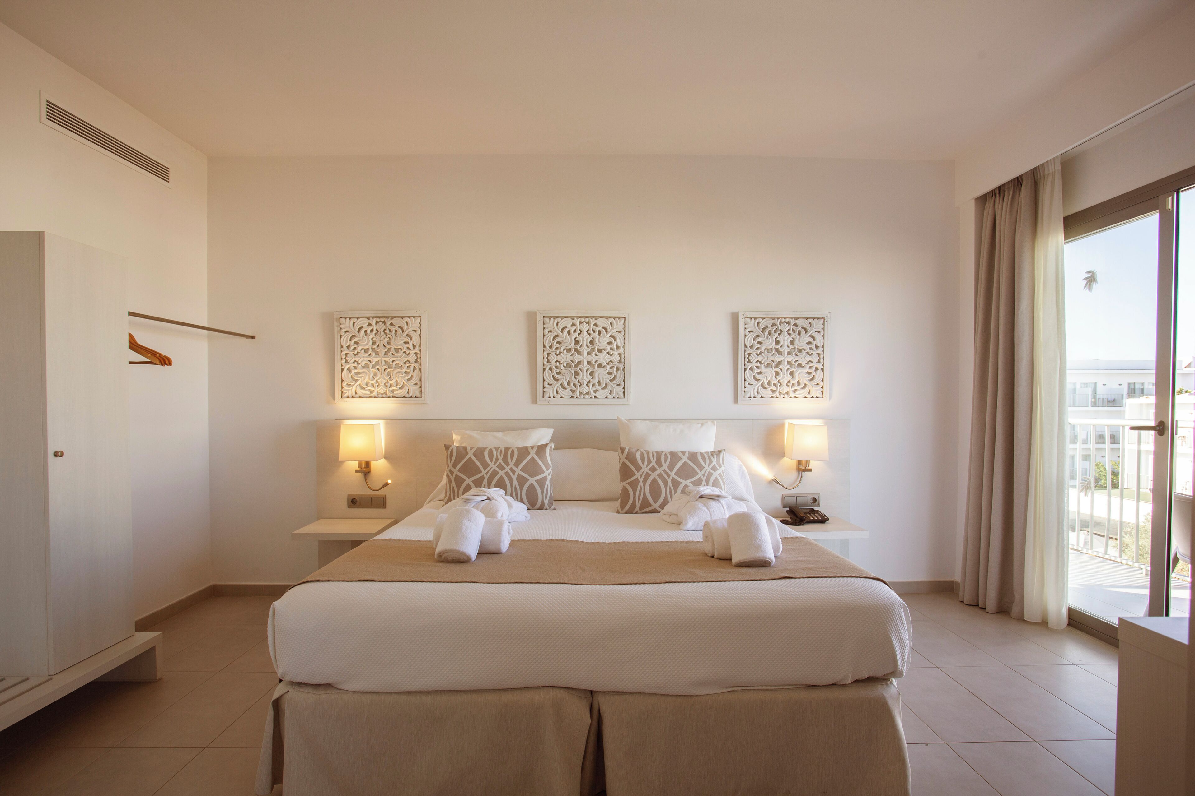 Suite Junior, balcon, vue sur le jardin | Minibar, coffre-fort, décor unique, ameublement unique