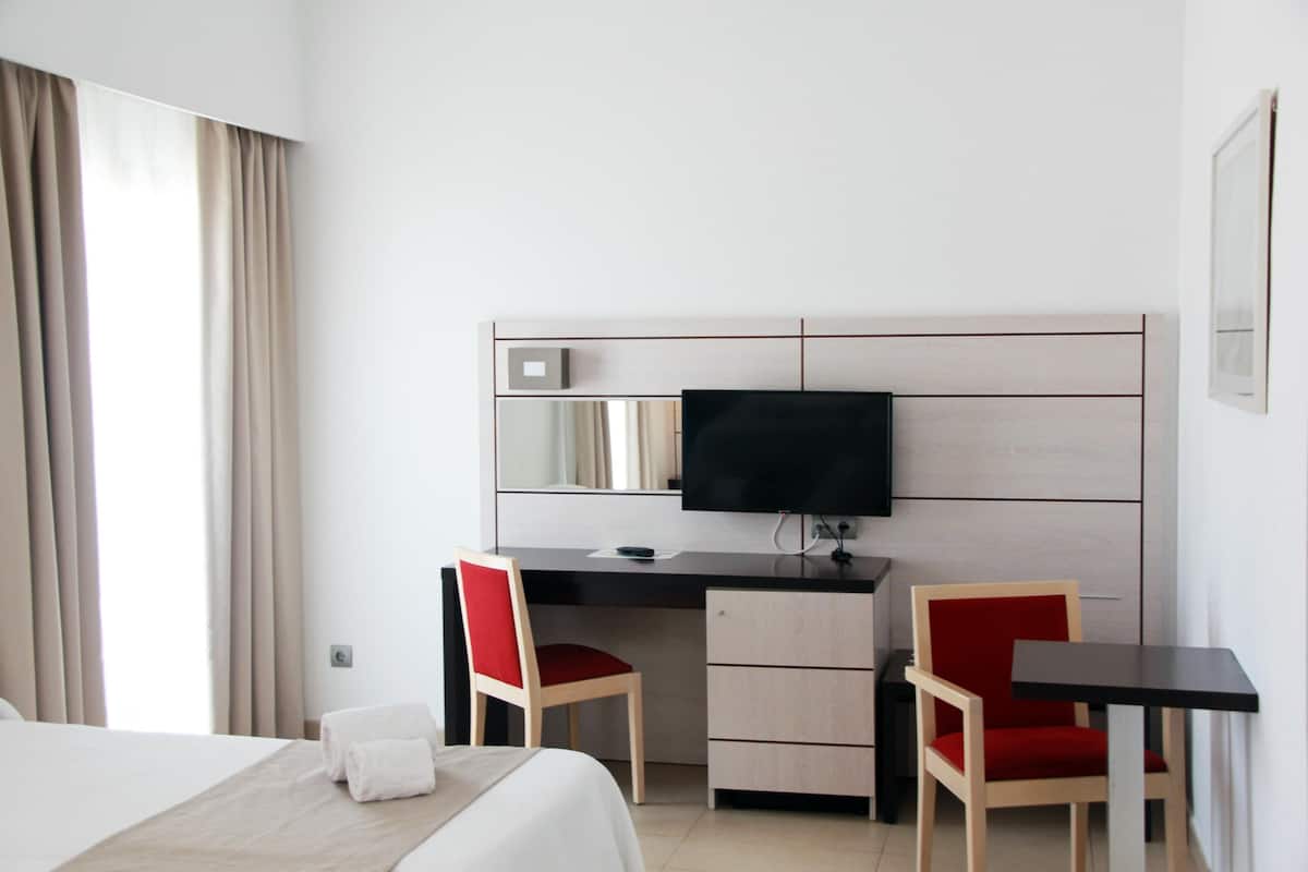 Minibar, in-room safe, individually decorated, individually furnished