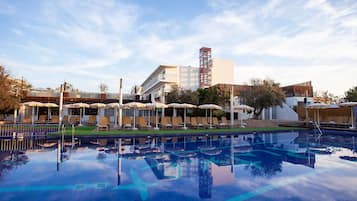 Sæsonbestemt udendørs pool, åben fra kl. 11.00 til kl. 19.00, parasoller