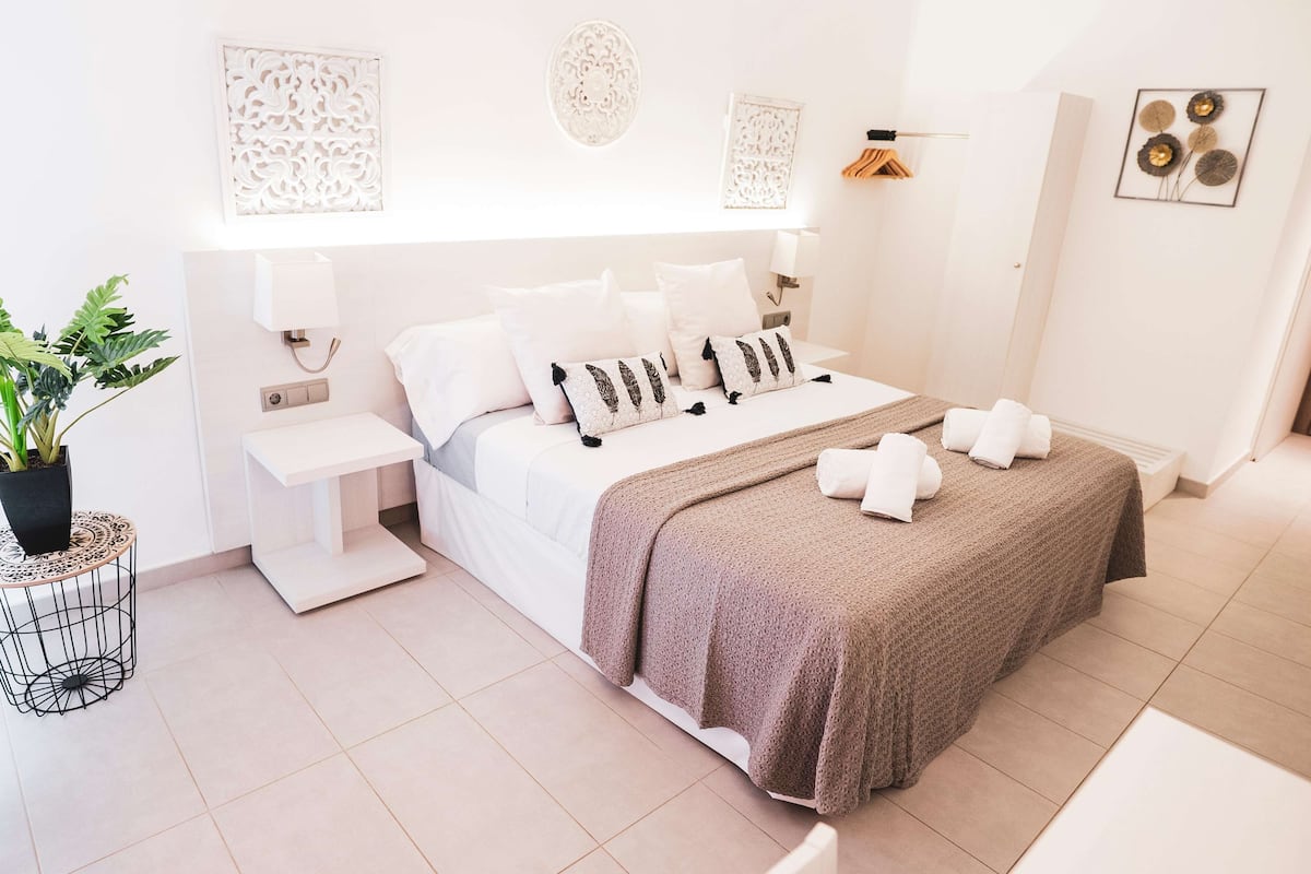 Deluxe Double Room, Balcony | 1 bedroom, minibar, in-room safe, individually decorated