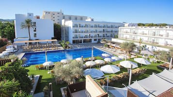 Piscine extérieure (ouverte en saison), parasols de plage