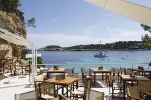 Frokost og lunsj serveres, internasjonale retter, utsikt mot stranden 