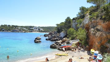 Playa privada, playa de arena blanca, snorkel y bar en la playa 