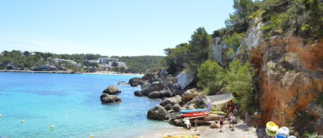 Privat strand, hvit sand, snorkling og strandbar