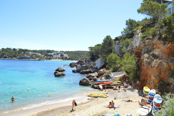 Playa privada, arena blanca, buceo con tubo y bar en la playa