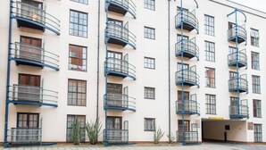 A multi-story building with balconies and windows. - PREMIER SUITES Bristol Redcliffe (Bristol)