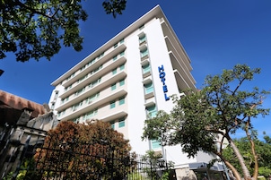 Un moderno edificio de hotel con un llamativo letrero 