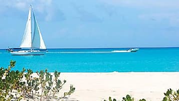 Nära stranden, vit sandstrand, solstolar och parasoller