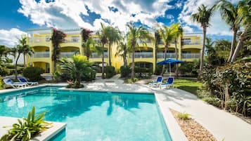 Outdoor pool, pool umbrellas, sun loungers