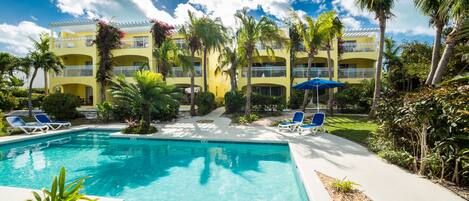 Piscine extérieure, parasols de plage, chaises longues
