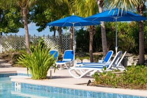 Piscina a l'aire lliure, para-sols i gandules 