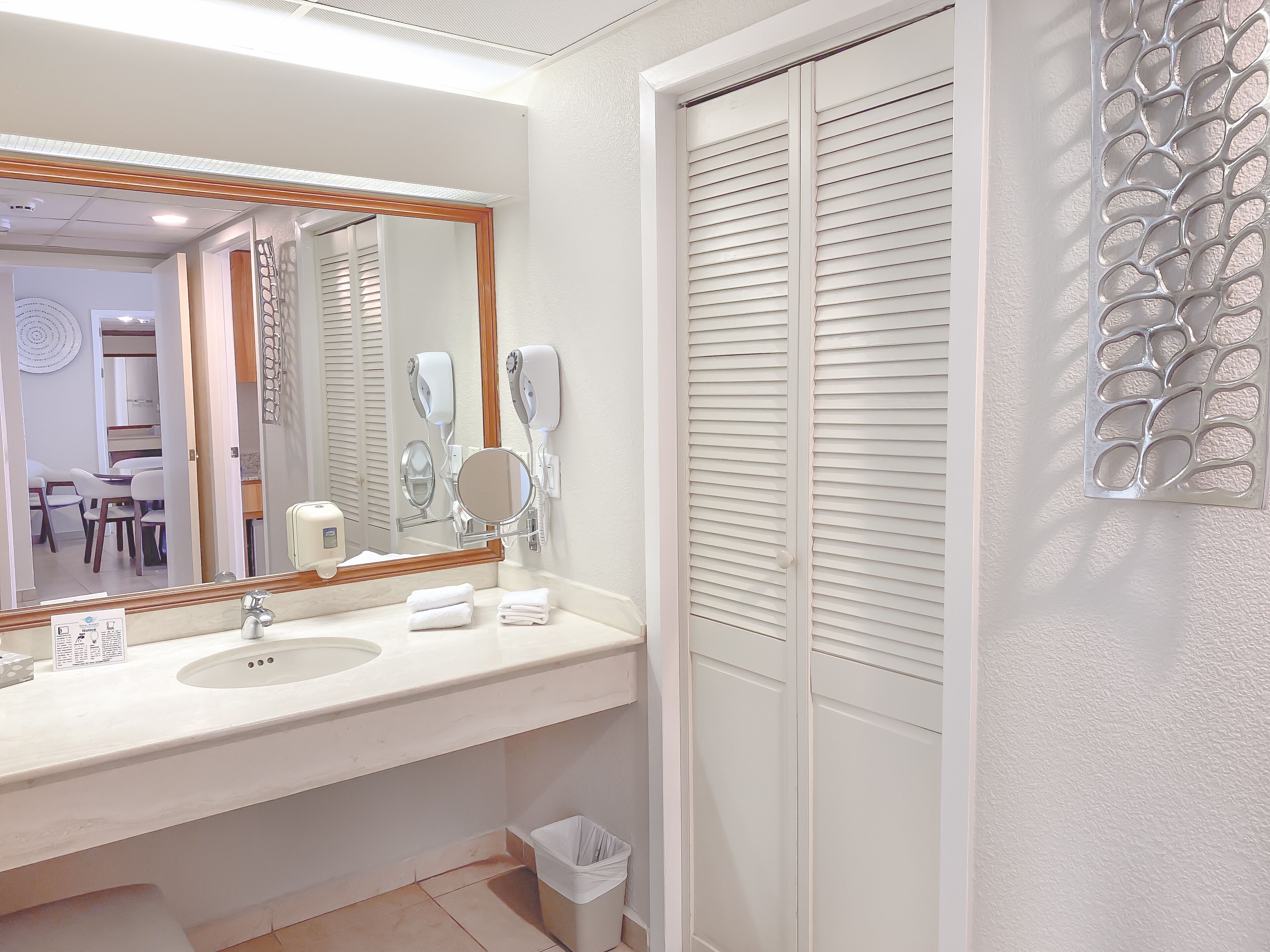 combined shower/bathtub, rainfall showerhead, free toiletries