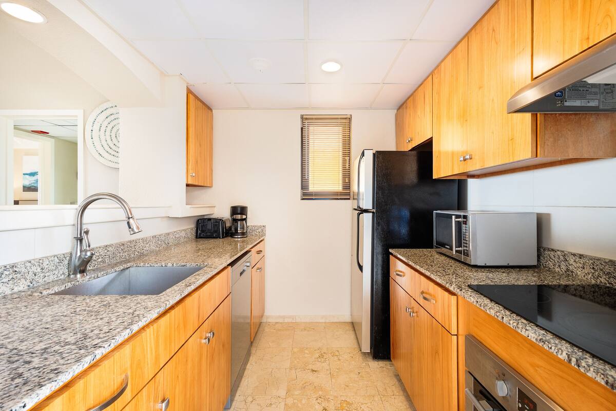 microwave, coffee/tea maker