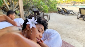 Masajes en la playa, manicures y pedicures y masajes