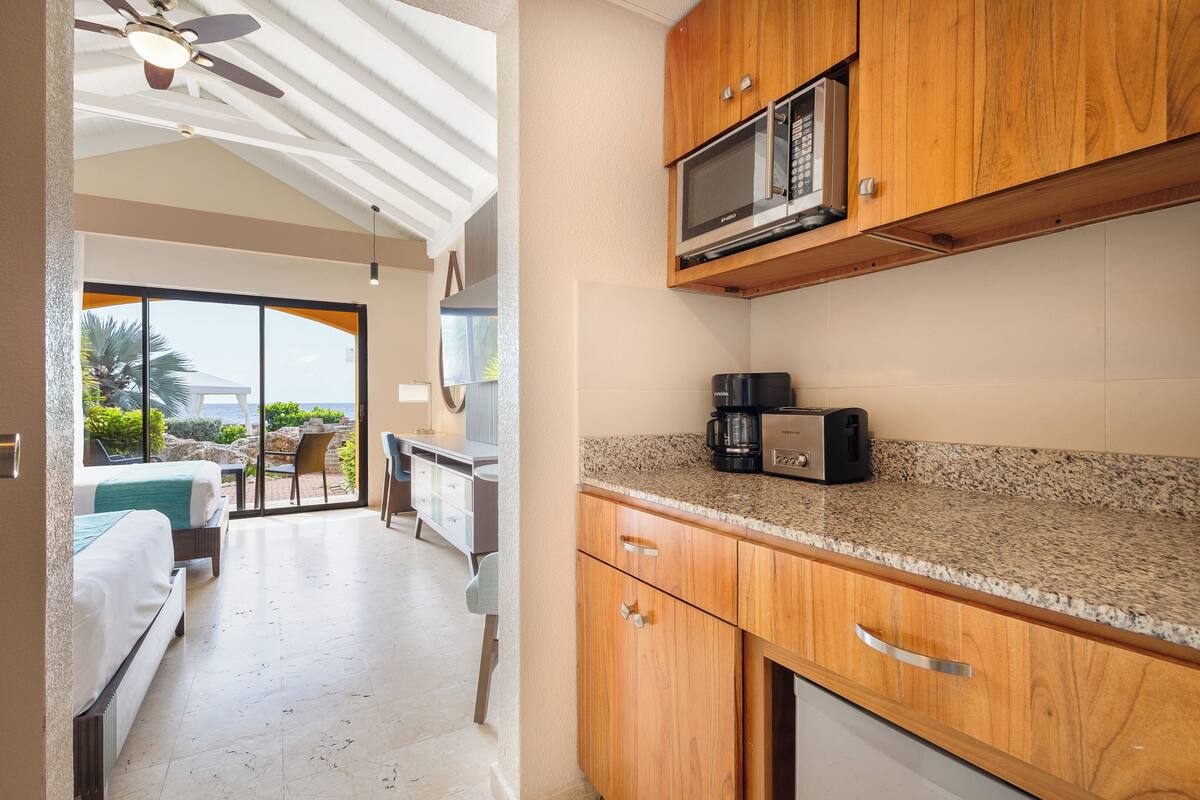 junior suite, ocean view | private kitchenette | microwave, coffee/tea maker