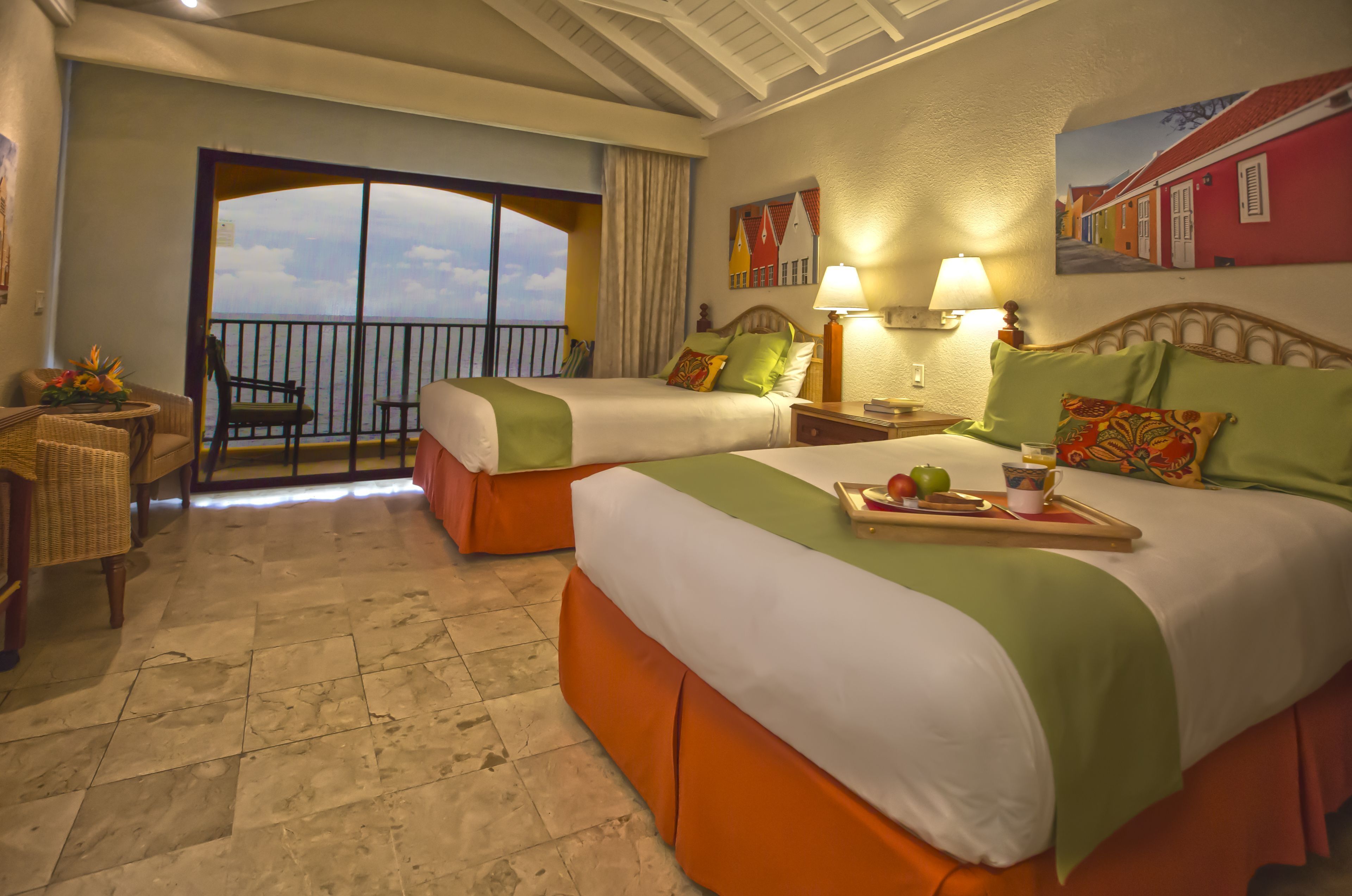 高档床上用品、客房内保险箱、办公桌、遮光窗帘