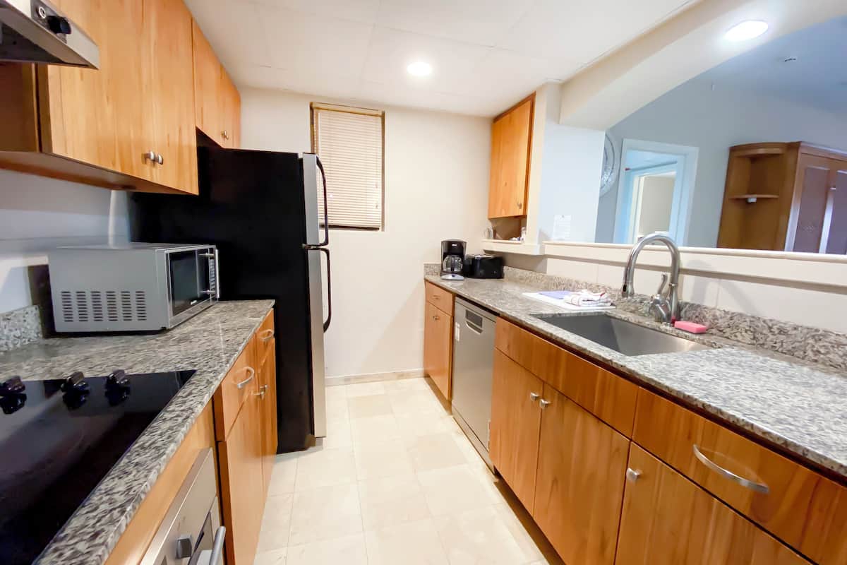 microwave, coffee/tea maker