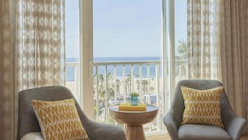 Ropa de cama de alta calidad y caja de seguridad en la habitación