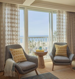 高档床上用品、客房内保险箱、办公桌、笔记本电脑工作区