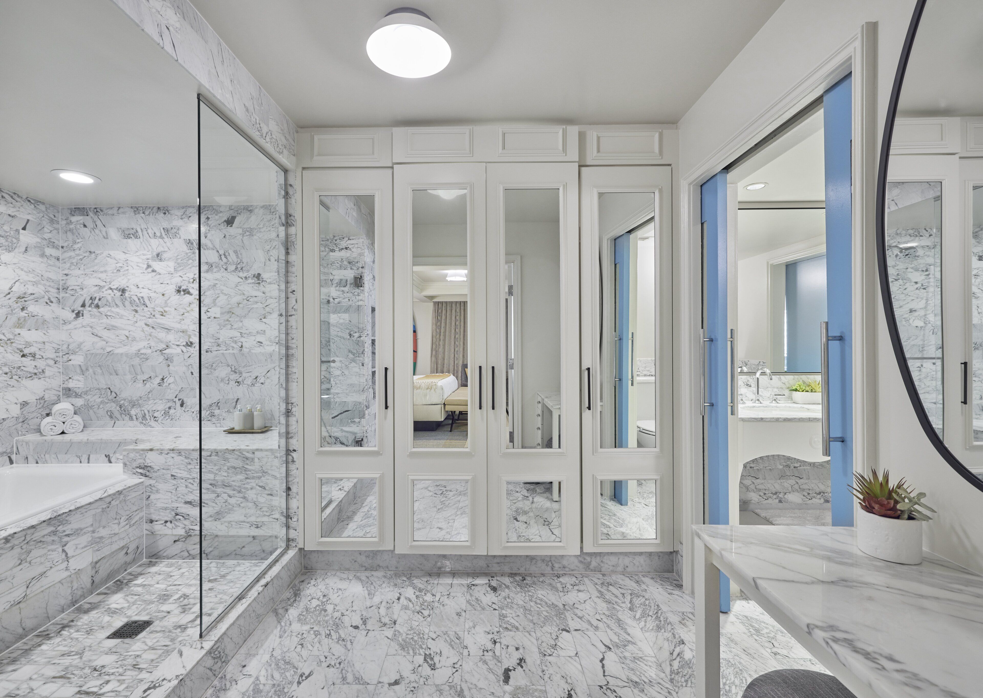 أغطية فراش متميزة وخزنة داخل الغرفة ومكتب ومساحة عمل للكمبيوتر المحمول