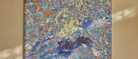 Una pintura cuadrada con patrones y colores abstractos.