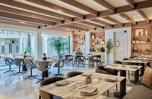 Petit-déjeuner, déjeuner et dîner servis sur place, vue sur la piscine