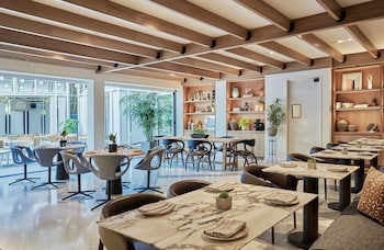 Breakfast, lunch, dinner served; pool views at Viceroy Santa Monica