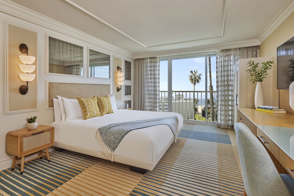 Room, 1 King Bed, Partial Ocean View (Mobility/Hearing, Roll-In Shower) | Ausblick vom Zimmer