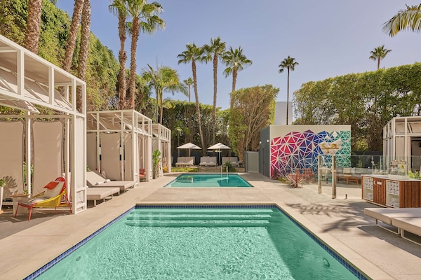 2 piscines a l'aire lliure