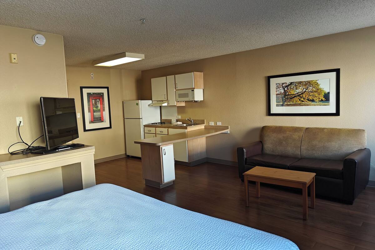 desk, laptop workspace, iron/ironing board, free wifi