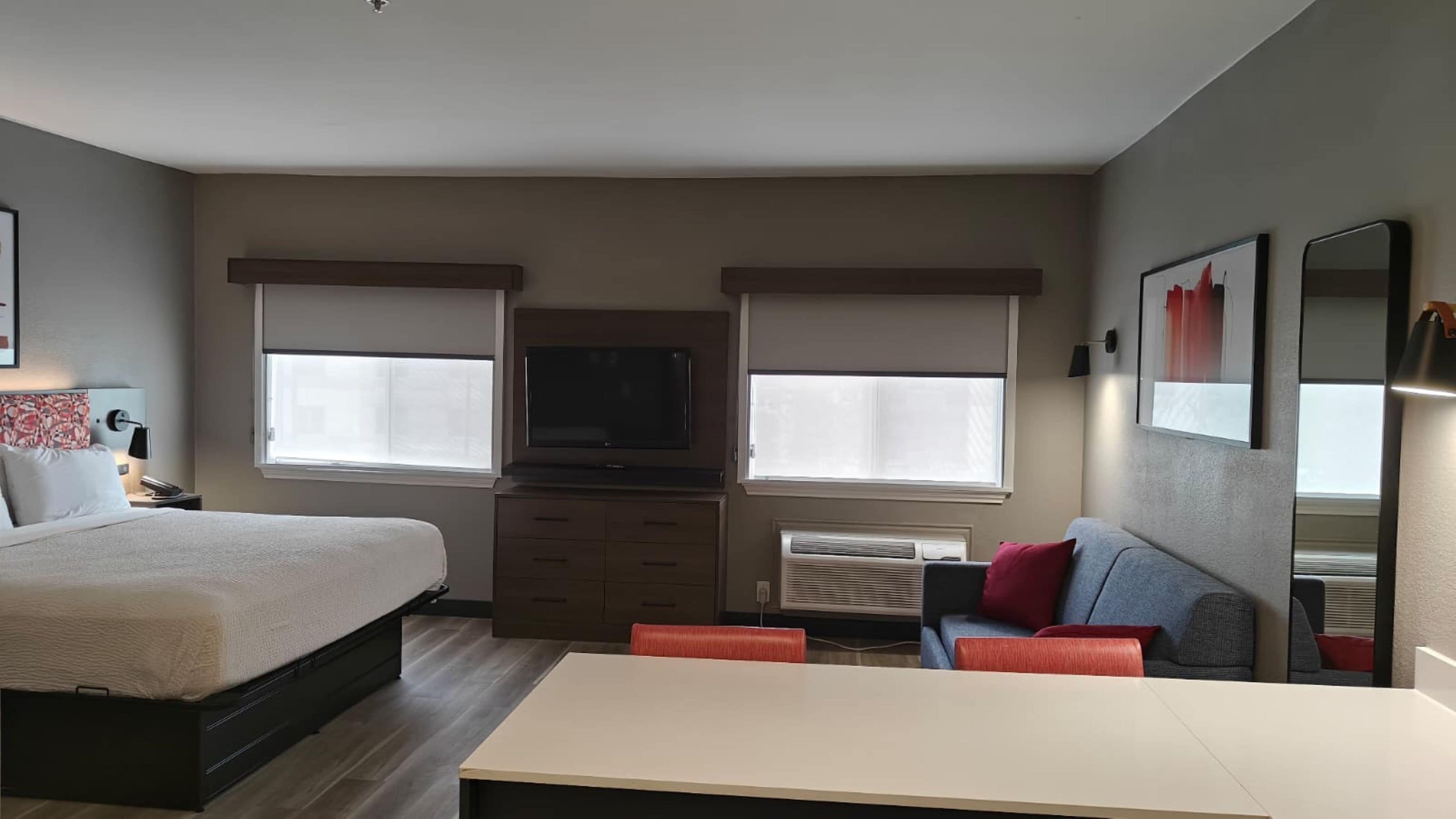 Deluxe Studio, 1 King Bed, Non Smoking | Desk, laptop workspace, iron/ironing board, free WiFi