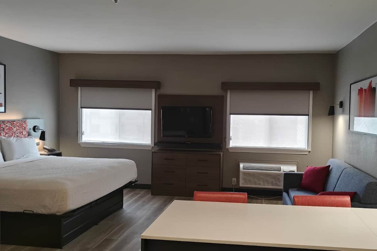 Deluxe Studio, 1 King Bed, Non Smoking | Desk, laptop workspace, iron/ironing board, free WiFi