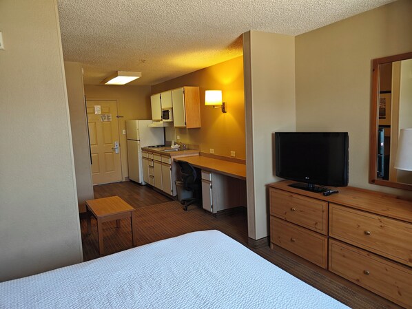 Desk, laptop workspace, iron/ironing board, free WiFi